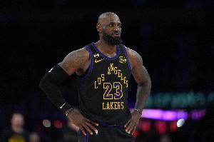 马刺首发5人本赛季薪资共计9053万美元 比尼克斯首发少了8149万